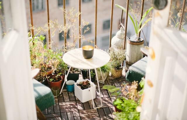 petit balcon de ville avec des plantes
