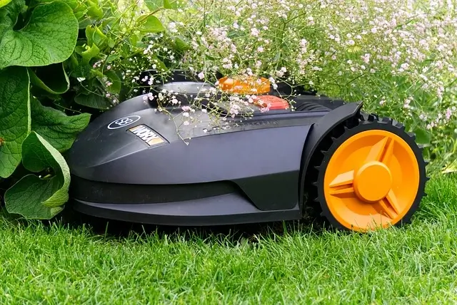 robot tondeuse en pause dans un jardin
