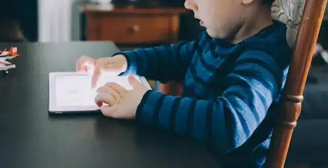 un enfant utilise une tablette avec internet