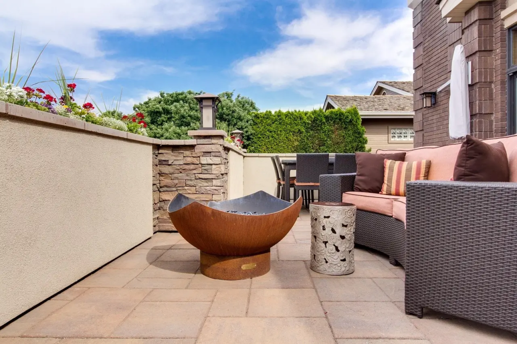 salon de jardin sur une terrasse spatieuse