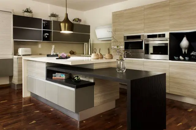 cuisine moderne spacieuse avec rangements