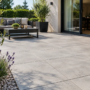 Dalles béton pour terrasse : Brico Cash ou Castorama, où trouver le meilleur rapport qualité/prix ?